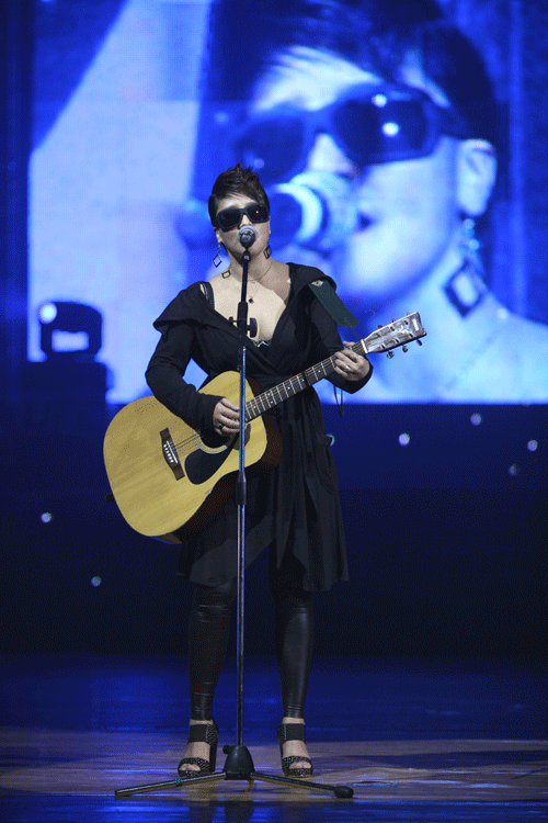 http://topmedee.mn/image//awards13-2841.png